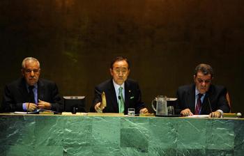 Генеральный секретарь ООН Пан Ги Мун: по общему количеству углеводородных выбросов Китай занимает первое место в мире. Речь идет о 6,1 млрд. тонн в год. На втором месте США — 5, 8 млрд. тонн. Фото: EMMANUEL DUNAND/AFP/Getty Images