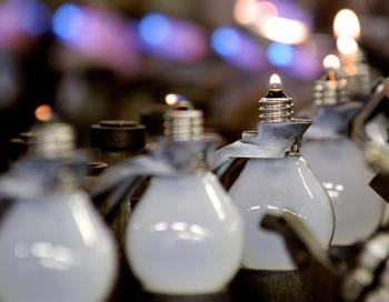 Электролампочку выдумал вовсе не Эдисон, а англичанин Джозеф Суэн. Фото: FREDERICK FLORIN/AFP/Getty Images