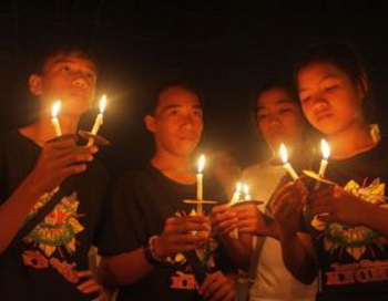 Семьи, друзья, студенты и сторонники зажгли свечки в память о тех, кто погиб в политически спланированном убийстве в провинции Магуинданао на юге острова Минданао 23 ноября 2009 года.  Фото:  Jeoffrey Maitem/Getty Images