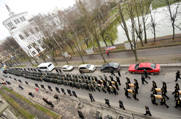 Во Львове перезахоронили останки 602 жертв Голодомора. Фото: YURIY DYACHYSHYN/AFP/Getty Images