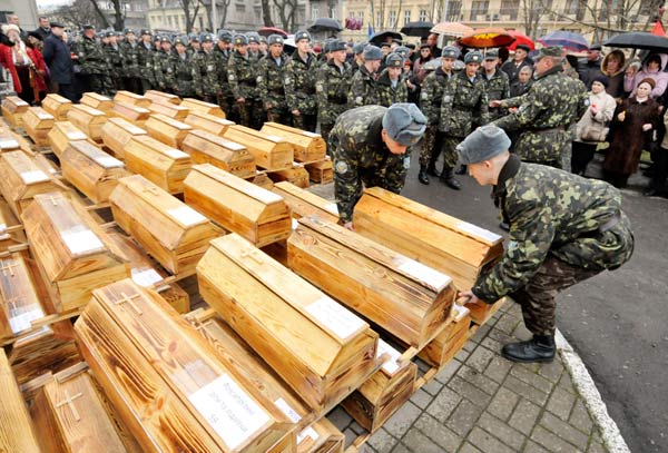 Во Львове перезахоронили останки 602 жертв Голодомора. Фото: YURIY DYACHYSHYN/AFP/Getty Images
