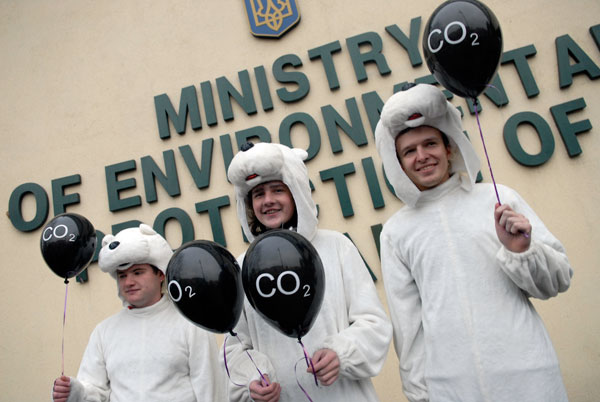 Украинские экологи пикетируют Министерство охраны окружающей природной среды 2 декабря 2009 года.   Фото: Владимир Бородин/Великая Эпоха (The Epoch Times)