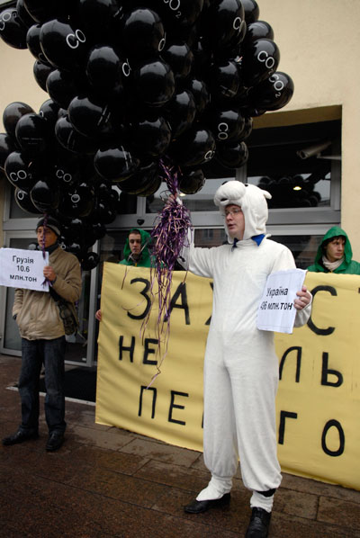 Украинские экологи пикетируют Министерство охраны окружающей природной среды 2 декабря 2009 года.   Фото: Владимир Бородин/Великая Эпоха (The Epoch Times)