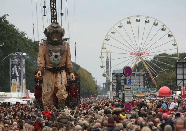 Спектакль гигантов под открытым небом в Берлине. Фотообзор