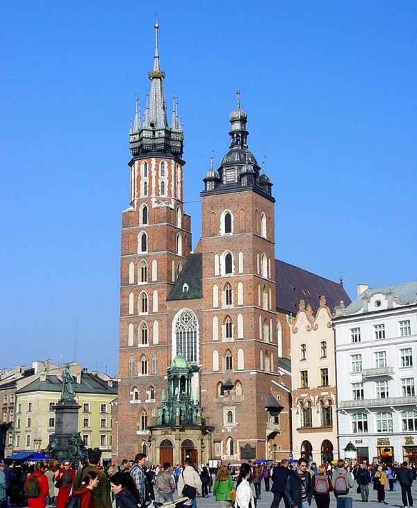 Центр города: главная площадь, или Райнек, с базиликой Святой Марии (Mariacki). Фото предоставлено Туризмом в Кракове /Артур Зырковский