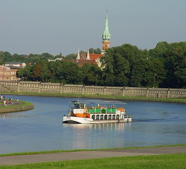Сцены Кракова: красивые реки Вислы извиваются через   город Крако, являющимся всемирным наследием ЮНЕСКО. Фото предоставлено Туризмом в Кракове/ Артур Зырковский