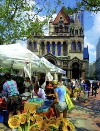Рынок с био-продуктами на тихой площади Копли. Фото: Mahaux Photography