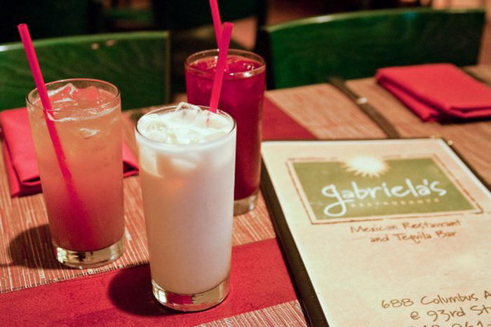Мексиканские напитки Тамариндо (слева), horchata (центр) и ямайка (справа) стоят на столе в ресторане Габриэлы. Фото: Joshua Phillip/The Epoch Times