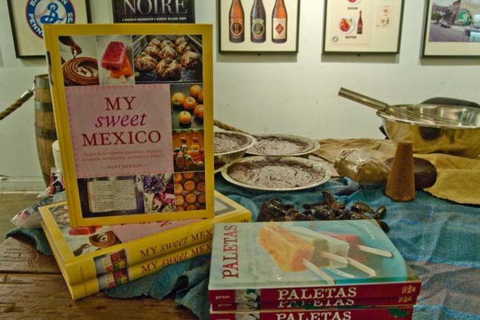 Поваренные книги о том, как приготавливать и подавать мексиканские десерты на стол. Мероприятие 13 февраля на Бруклинском пивоваренном заводе. Фото: Joshua Phillip/The Epoch Times