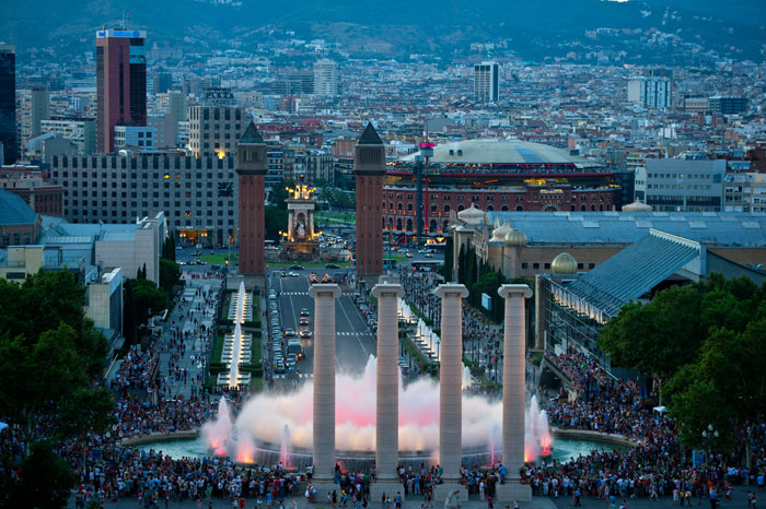 Поющие или, так называемые, волшебные фонтаны в Барселоне на горе Монтжуик. Фото: David Ramos/Getty Images