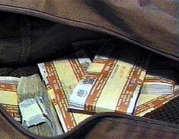 В московском банке мужчину ограбили на 18 миллионов рублей