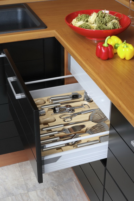 Используйте перегородки в выдвижных ящиках, чтобы держать кухонные принадлежности в определённом месте. Фото: Photos.com