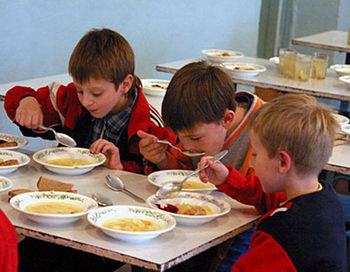 В Астрахани школьники вновь будут получать бесплатные обеды