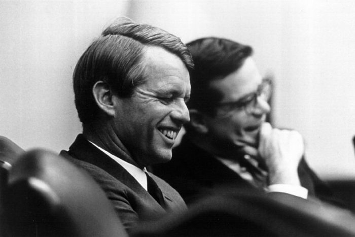 Сенатор Роберт Кеннеди и его помощник Теодор Соренсен, 3 апреля 1968 года. Соренсен был ведущим спичрайтером президента Джона Кеннеди. Фото: National Archive/Newsmakers via Getty Images