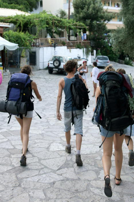 Прибытие туристов в тихую курортную деревню Агиос Никитас на о. Лефкада, Греция, 25 июля 2010 г. Фото: Sean Gallup/Getty Images
