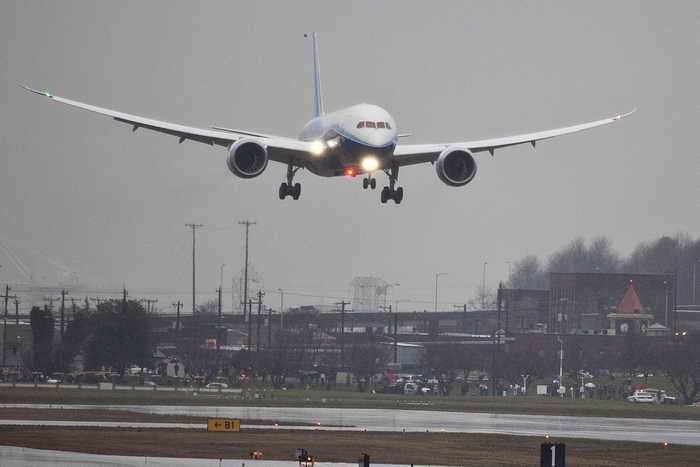  В самолёте Boeing 787 Dreamliner, летевшем из Денвера в Токио, возникла неполадка — вечером во вторник он вынужденно приземлился в Сиэтле. Фото: Stephen Brashear/Getty Images 