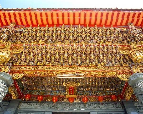 Богато украшенный резьбой храм Tianhou Gong (Храм небесной Матери). 400-летний храм в честь богини Мацзу, покровительницы рыбаков и моряков. (Courtesy of Taiwan Tourism)