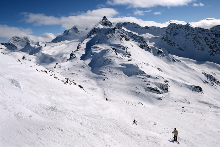 В Альпах снежная лавина накрыла группу путешественников. Фото: PHILIPPE DESMAZES/AFP/GettyImages