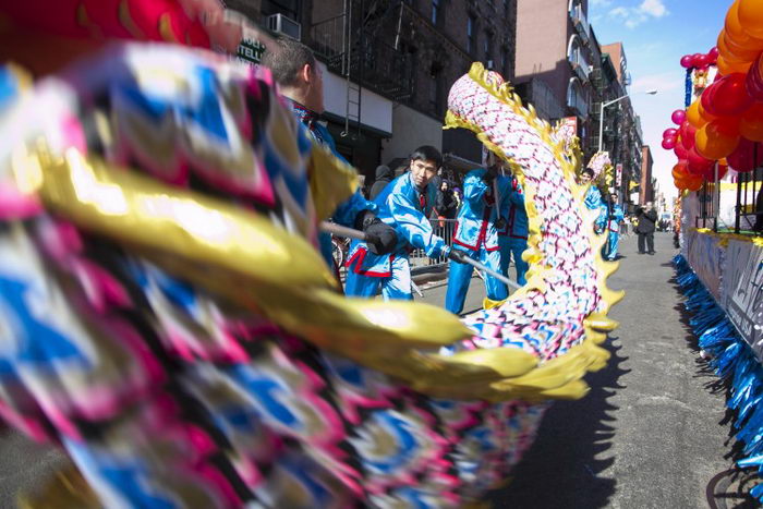 Последователи Фалунь Дафа празднуют Новый год в китайском квартале Манхэттена 17 февраля несмотря на то, что были отвергнуты организаторами парада. Фото: Samira Bouaou/The Epoch Times