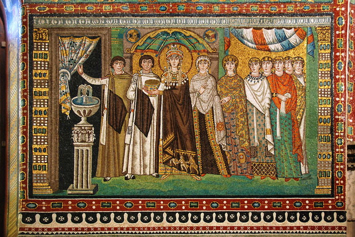 Императрица Феодора со свитой. Мозаика в церкви Сан-Витале, Ровенна, Италия, 547 год. Фото:  bellabs.ru