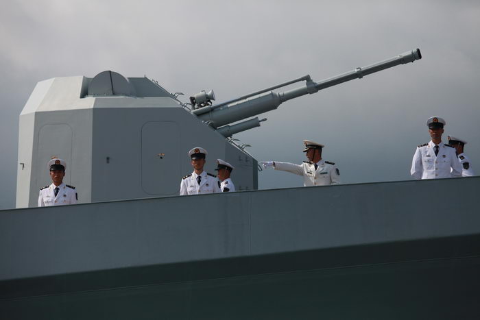 Китайский сторожевик взял под прицел японское патрульное судно