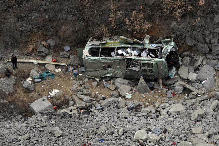 В китайской провинции Ганьсу автобус упал в овраг, восемь человек погибли