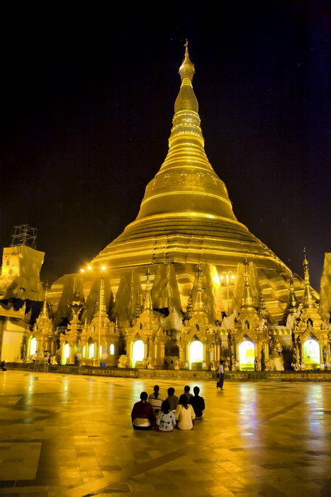 Ночь — самое волшебное время, чтобы посмотреть в Янгоне на знаменитую пагоду Шведагон. Фото: Paul Ross
