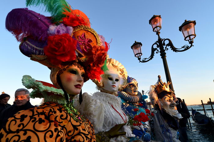 В Венеции ежегодный карнавал проходит под девизом «Жизнь в цвете»