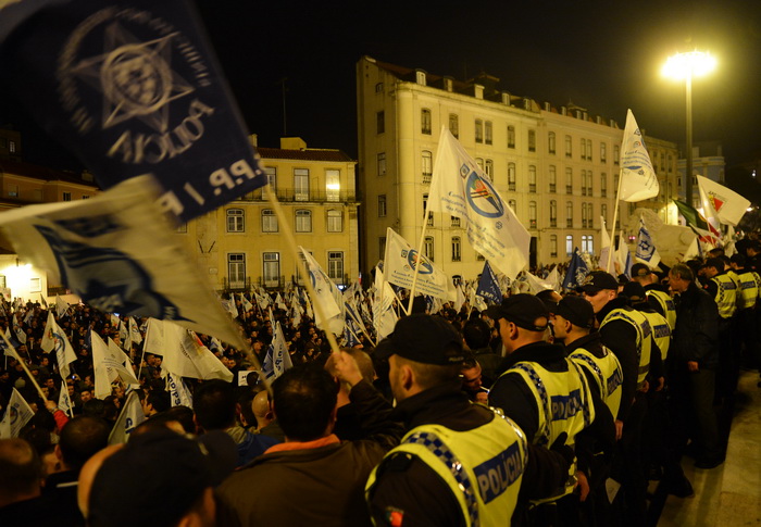 Многотысячный марш полицейских прошёл в Португалии