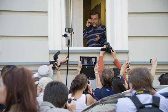 Лев Пономарев дает телефонный звонок в офисе движения «За права человека» в Москве 21 июня 2013 года.Фото: NATALIA KOLESNIKOVA/AFP/Getty Images