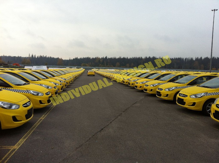 Таксомоторные парки вернули себе лицензии, оклеив автомобили жёлтой пленкой. Фото: individual-design.ru 