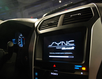 На прошлой неделе компания Ford Motor заявила, что уже использует собственный продукт под названием Ford Sync AppLink, который может управлять сервисами на смартфонах с помощью голосовых команд на панели управления автомобилем. Фото: Long Zheng/flickr.com