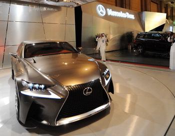 В Токио продемонстрированы новые возможности автомобиля Lexus IS. Фото: FAYEZ NURELDINE/AFP/Getty Images