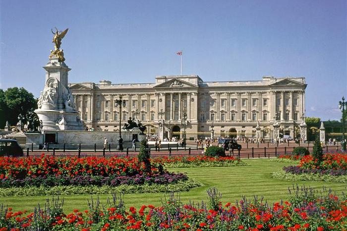 Букингемский дворец, Лондон. Один из наиболее популярных туров знаменитой компании «Corus Travel ltd». Фото с сайта images.yandex.ru 