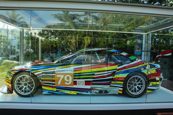 Арт-кар BMW от Джеффа Кунса представили на выставке искусства