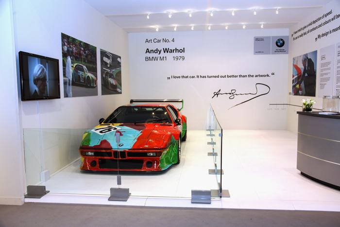 Арт-кар BMW от Джеффа Кунса представили на выставке искусства