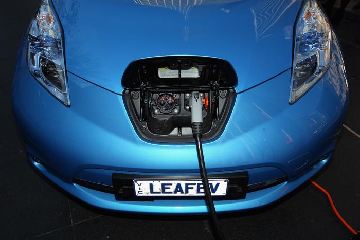 Nissan Leaf будет заряжаться от сети
