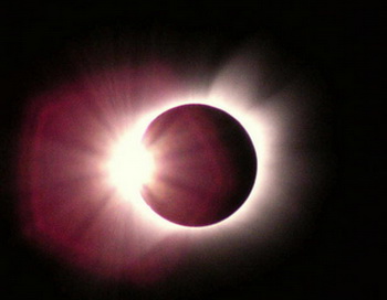 Вспышки на солнце-причина магнитных бурь на Земле. Фото:Getty.
