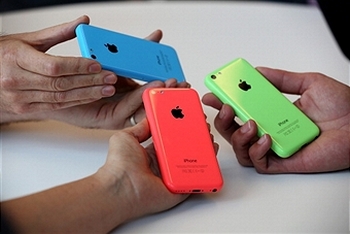 Бюджетная версиия знаменитого смартфона, под именем iPhone 5C. Фото: Джастин Саллеван/Getty Image