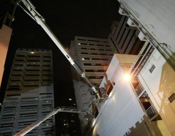 Пожарники спасают гостей отеля Grand Park Avenue в Бангкоке с помощью кранов. Фото: abendblatt.de