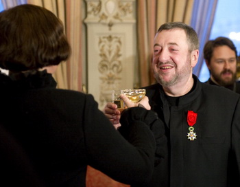 Режиссёр Лунгин стал офицером Ордена Почётного Легиона. Фото: NATALIA KOLESNIKOVA/AFP/Getty Images