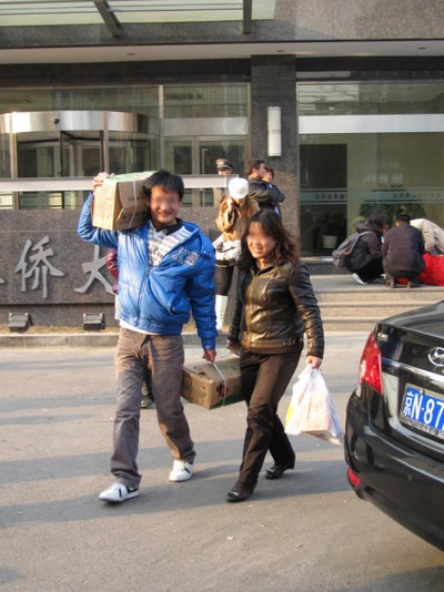 В настоящее время китайцы массово раскупают соль, надеясь с ее помощью излечиться от возможного радиоактивного заражения. Фото: kanzhongguo.com