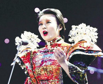 Певица Гун Линьна исполняет песню «Тань Тэ» (Беспокойство). Фото: kanzhongguo.com