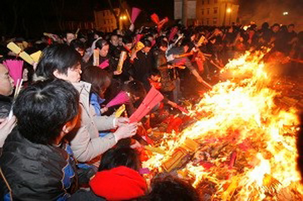 В Китае в Новый год возросло число посетителей храмов