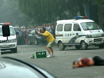 На северо-востоке Китая мотоциклист объявил войну полицейским, зарезав одного из них. Фоторепортаж