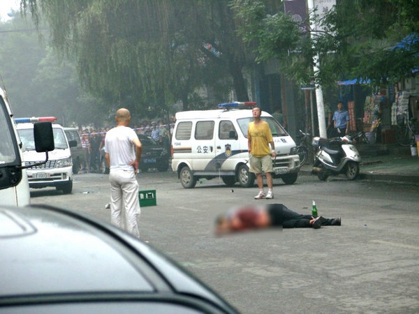 На северо-востоке Китая мотоциклист объявил войну полицейским, зарезав одного из них. Фоторепортаж