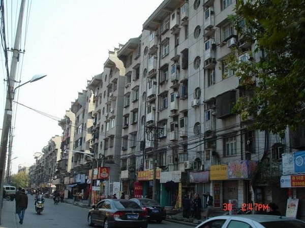 В Китае горожане заблокировали дорогу в знак протеста против сноса их новых домов