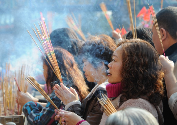 3 февраля 2011 года. Гонконг, В первый день Нового года верующие в храмах возжигают ладан. Фото: Mike Clarke/AFP/Getty Images