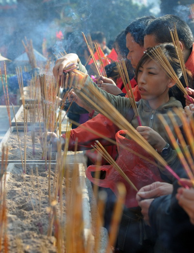 3 февраля 2011 года. Гонконг, В первый день Нового года верующие в храмах возжигают ладан на благополучие. . Фото: Mike Clarke/AFP/Getty Images