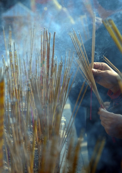 3 февраля 2011 года. Гонконг, В первый день Нового года верующие в храмах возжигают ладан на благополучие. . Фото: Mike Clarke/AFP/Getty Images